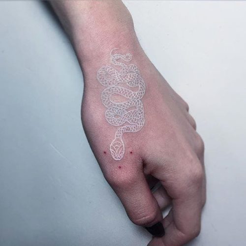 120 tatouages réalisés par certains des meilleurs tatoueurs au monde