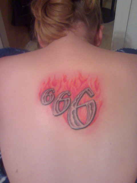 Tatouage 666 dans le dos