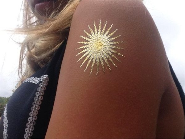 70 idées de tatouages en or pour les femmes (guide d'inspiration)