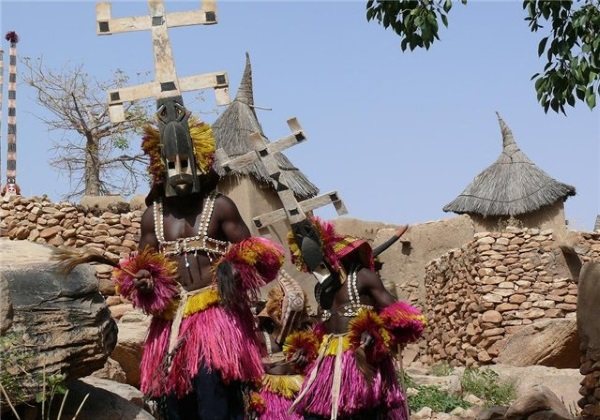 Masques africains sur un arbre. Photo, signification rituelle, mur, animaux, personnes. Légendes
