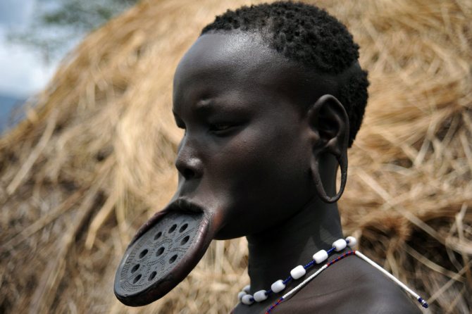 Piercing à la lèvre africain