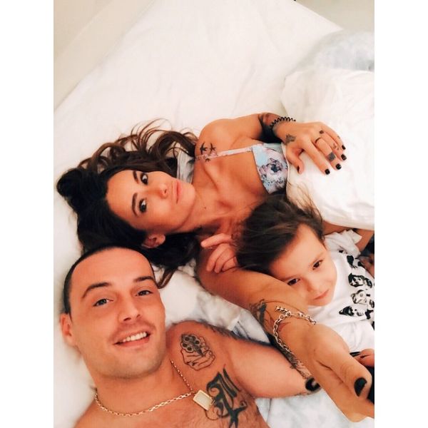 Aiza Dolmatova avec des tatouages, Guf et son fils à ses côtés