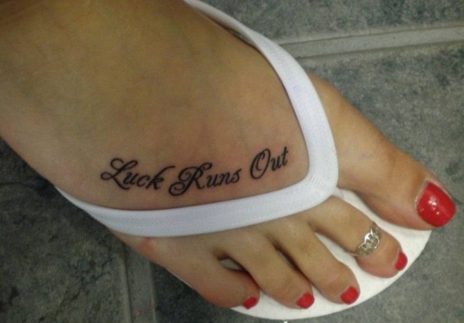 Une inscription soignée peut servir de petit tatouage sur la jambe.