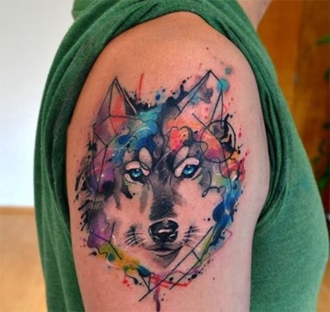 Tatouage de loup aquarelle sur les épaules