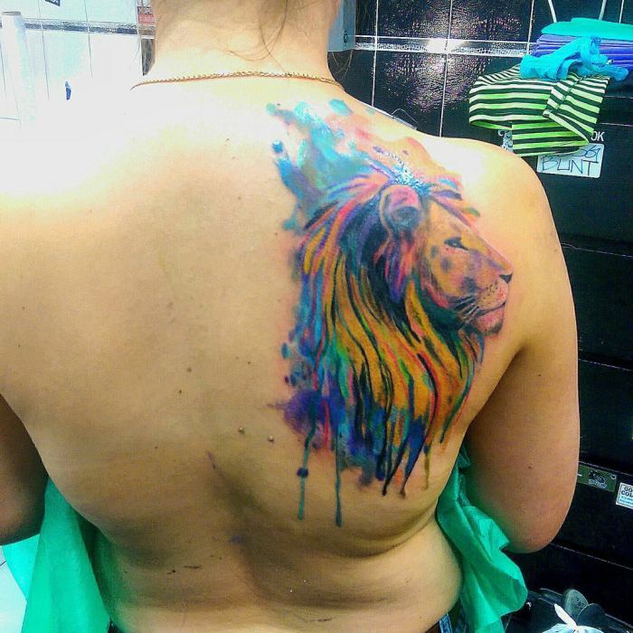 Tatouage aquarelle sur le dos