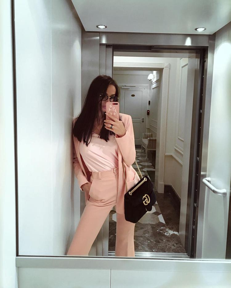 Photo d'Alyona Vodonaeva dans le miroir
