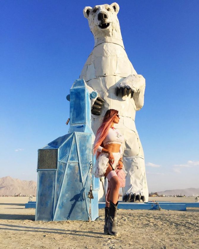 Alena Vodonaeva devant un ours polaire