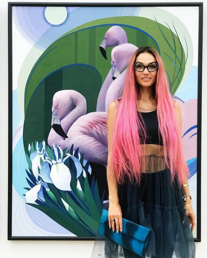 Photo d'Alena Vodonaeva avec un flamant rose en façade