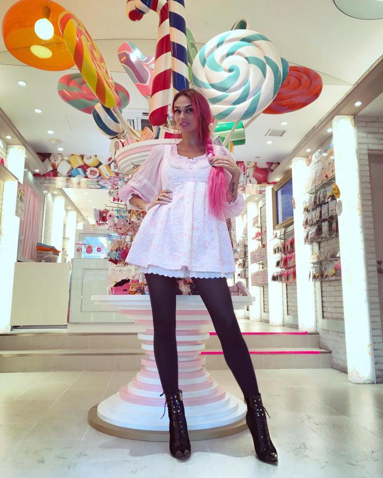 Alena Vodonaeva sur fond de caramels