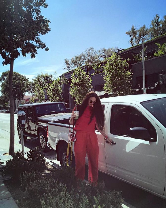 Alena Vodonaeva dans une voiture blanche