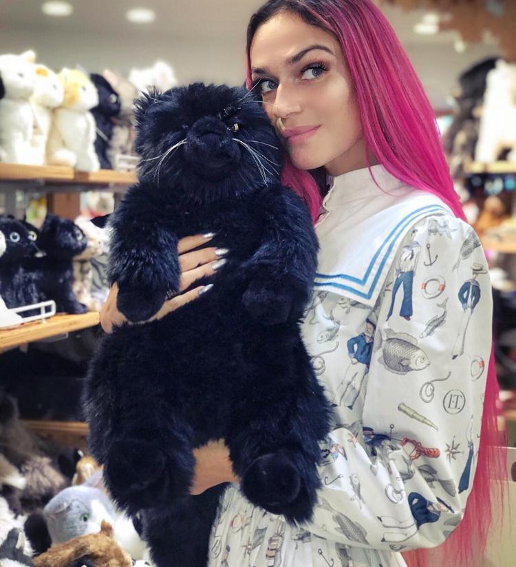 Alena Vodonaeva avec un chat en peluche
