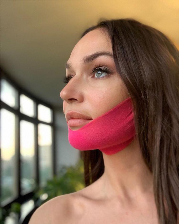 Alyona Vodonaeva avec un brassard rose