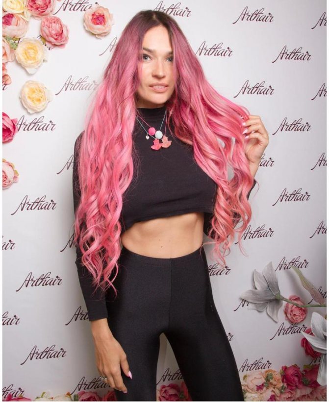 Alena Vodonaeva avec des cheveux roses