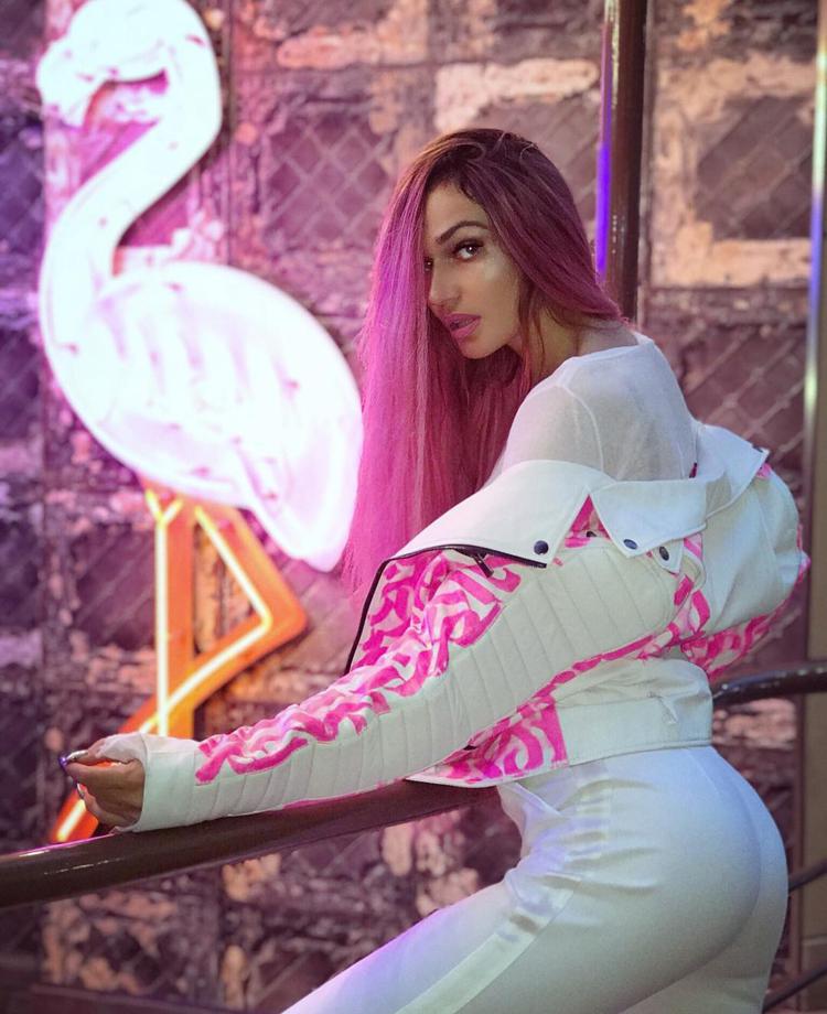 Alena Vodonaeva en costume blanc
