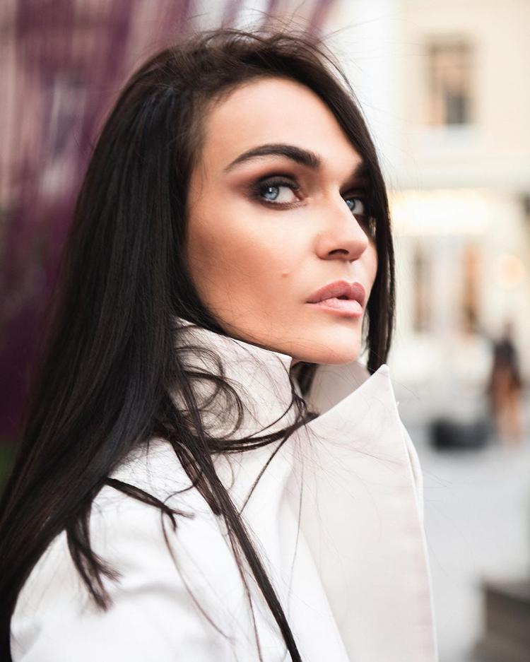 Alena Vodonaeva en cape blanche