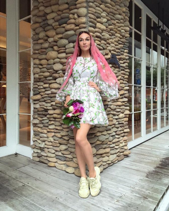 Alena Vodonaeva dans une robe à fleurs