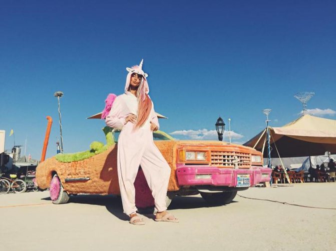 Alena Vodonaeva dans un costume de licorne