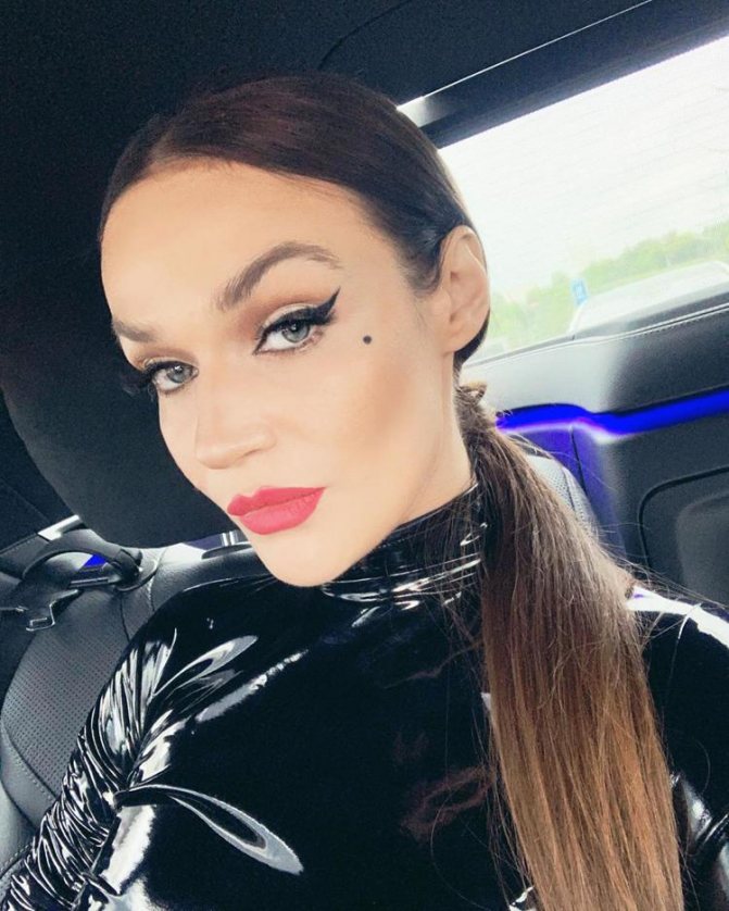 Alena Vodonaeva dans un costume en cuir