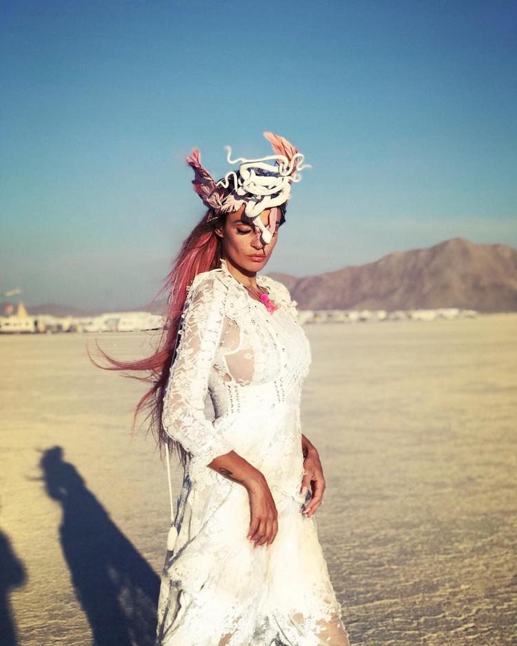 Alena Vodonaeva en serpent blanc