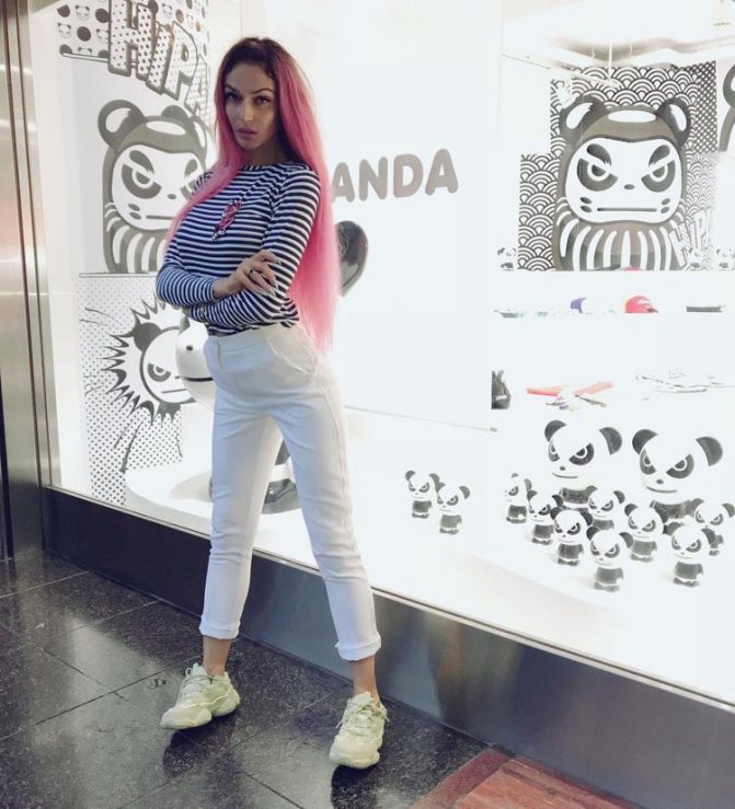 Alena Vodonaeva dans un col roulé rayé