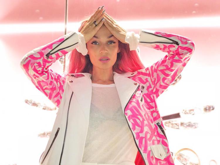 Alena Vodonaeva en rose