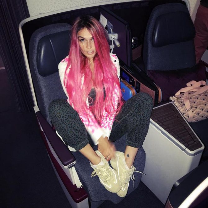 Alena Vodonaeva dans un avion