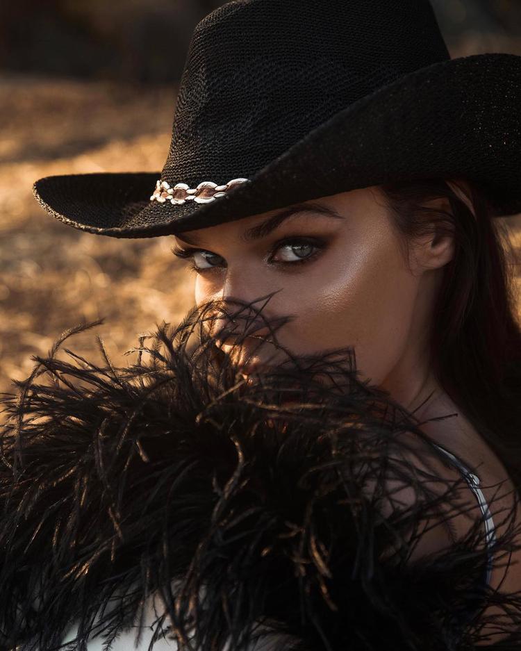 Alena Vodonaeva dans un chapeau