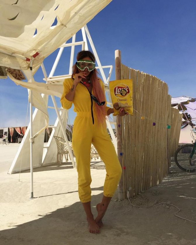 Alena Vodonaeva en combinaison jaune
