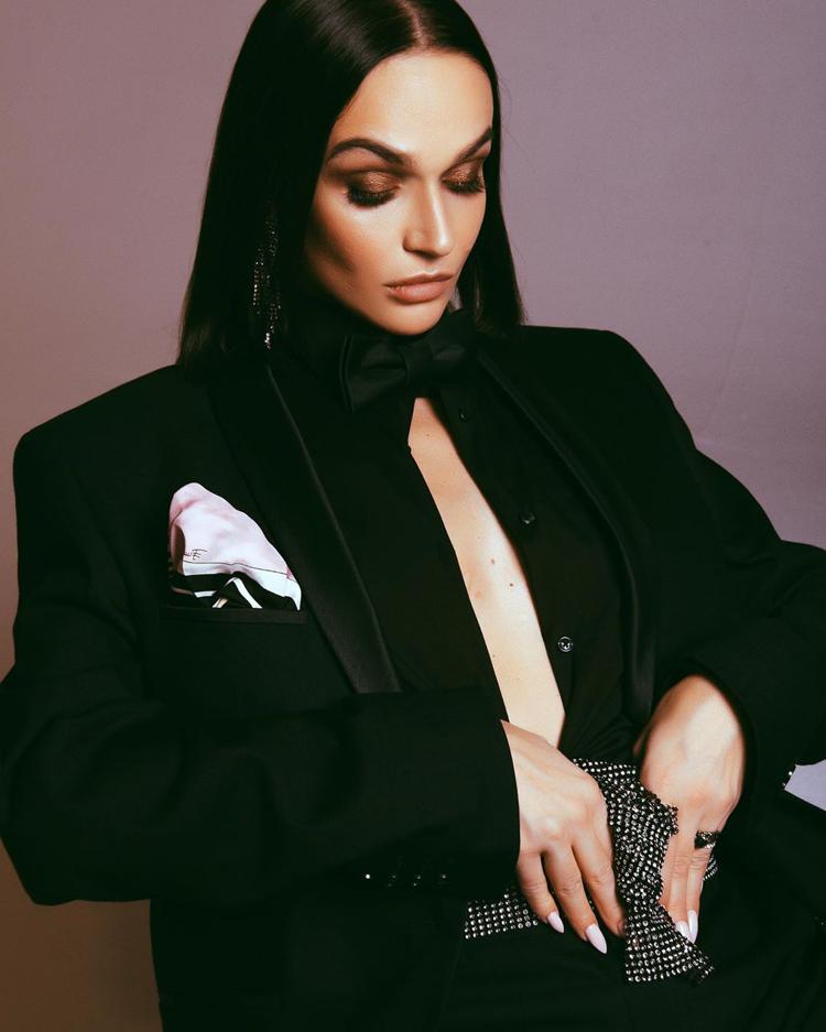 Alena Vodonaeva tout en noir