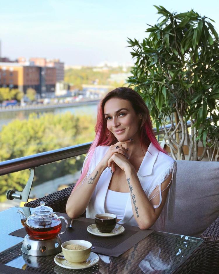 Alena Vodonaeva avec une tasse de café