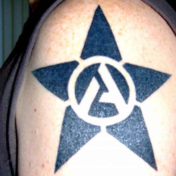Tatouage d'anarchie sur l'épaule