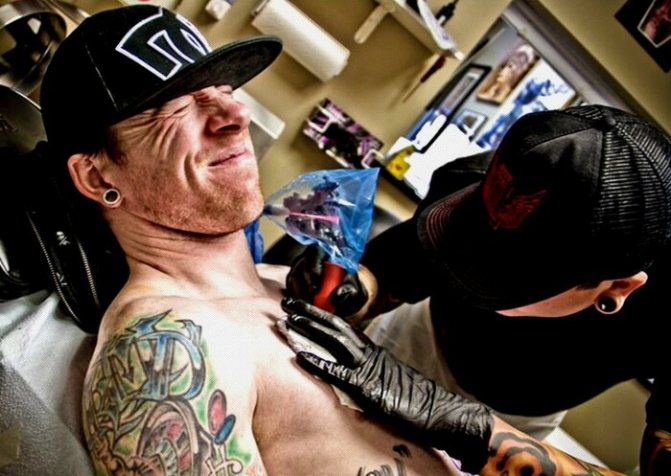 L'anesthésie avant un tatouage. Préparation et processus de tatouage, photo