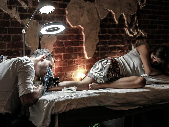 L'anesthésie avant un tatouage. Préparation et processus de tatouage, photo