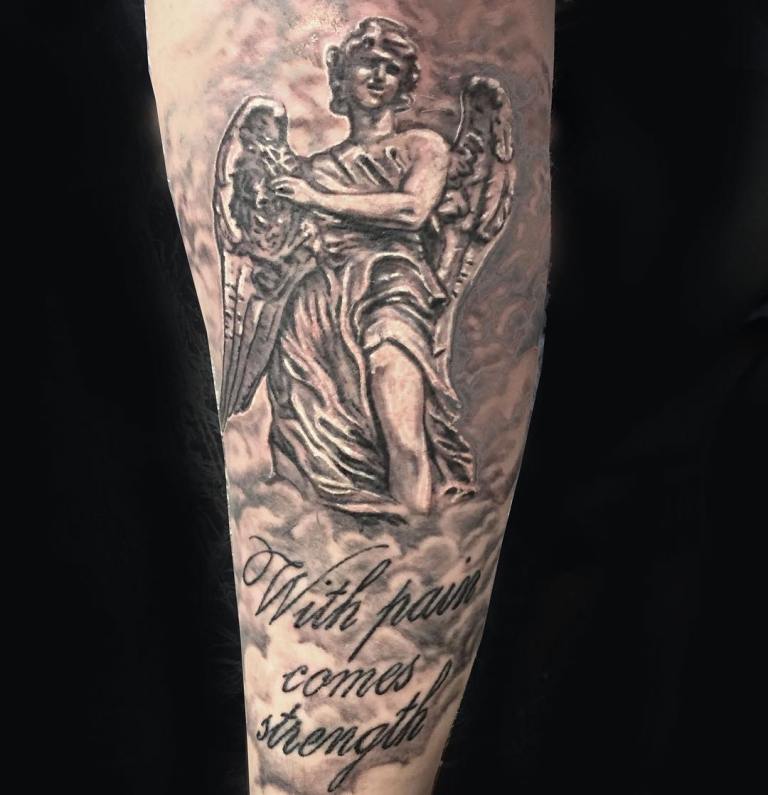 Tatouage d'un ange avec inscription