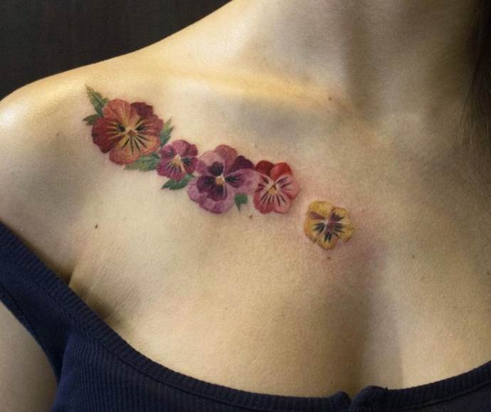 Pensées près de la clavicule
