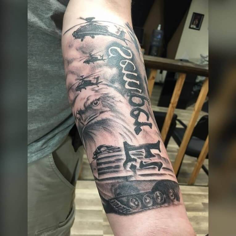 Tatouages militaires de soldats et de sous-officiers et leur signification. Le tatouage devait servir à l'individu dans son voyage dans la vie.