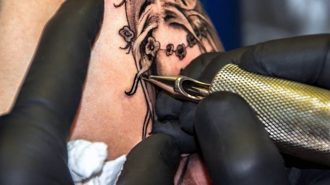 Un astropsychologue évalue l'impact du tatouage sur le destin