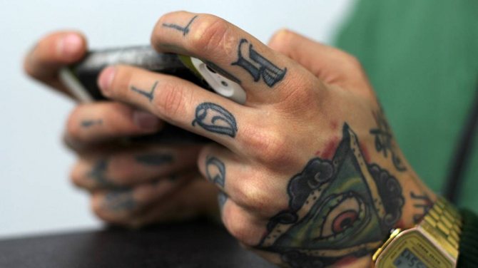 Un astropsychologue évalue l'impact d'un tatouage sur la destinée d'une personne