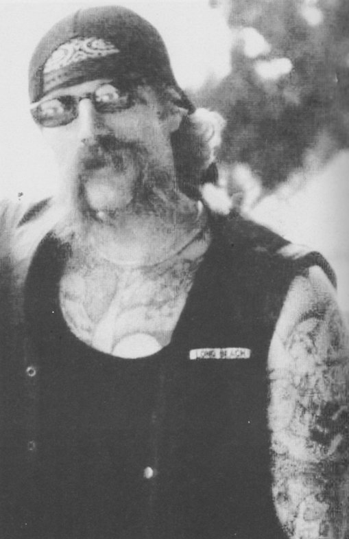 Motard avec un tatouage de croix gammée
