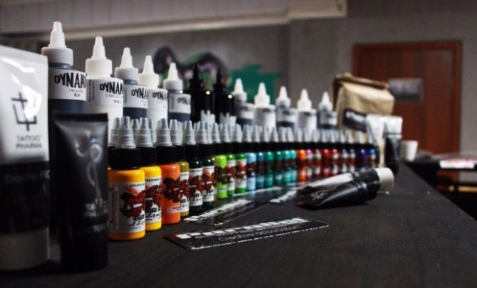 Bocaux de tatouage en couleur