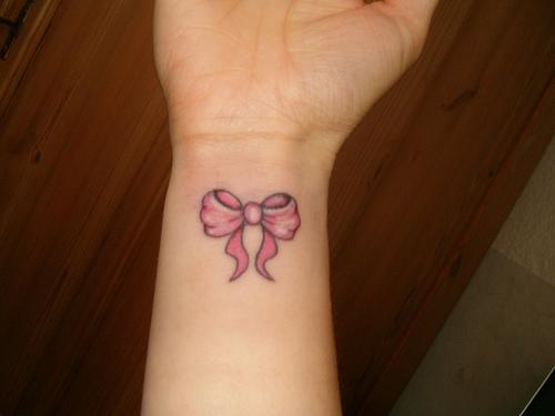 Tatouage d'un arc sur le poignet