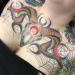 Tatouage de crâne de bélier sur la poitrine