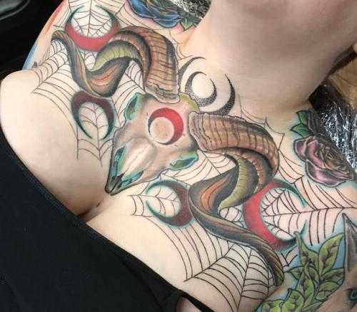 Tatouage de crâne de bélier sur la poitrine