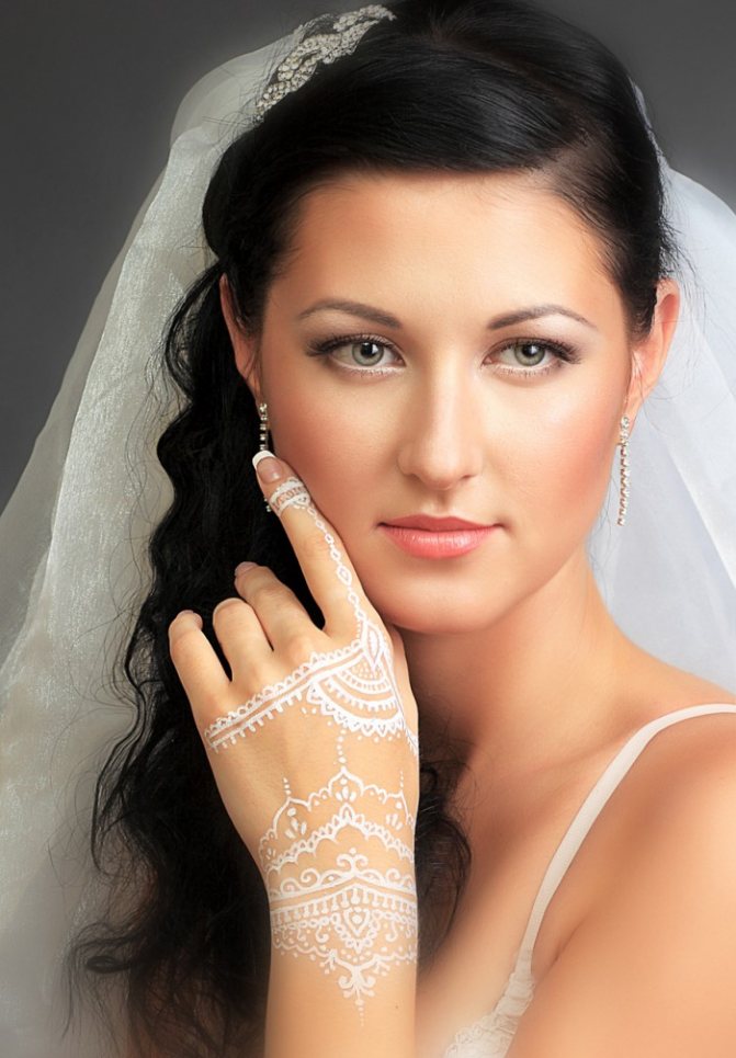 Le mehendi blanc est apprécié des mariées