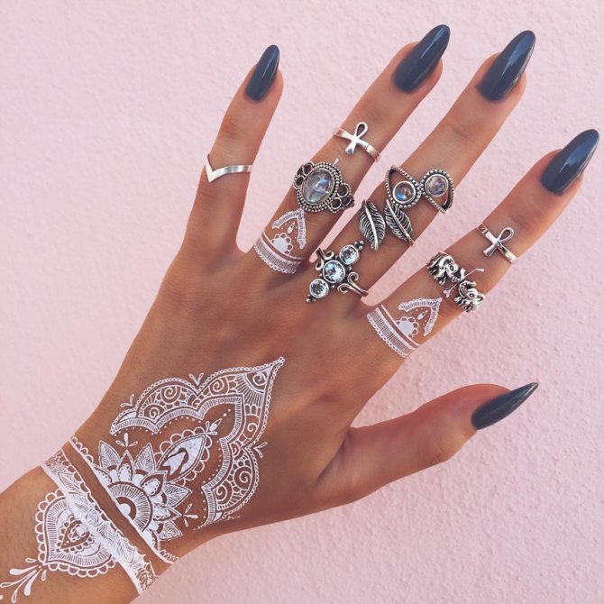 Mehendi blanc sur la main