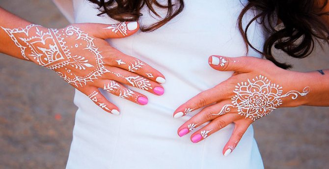 Mehendi de mariage blanc : comment décorer votre corps avec de beaux motifs ?