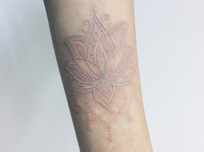 Tatouages blancs pour les filles