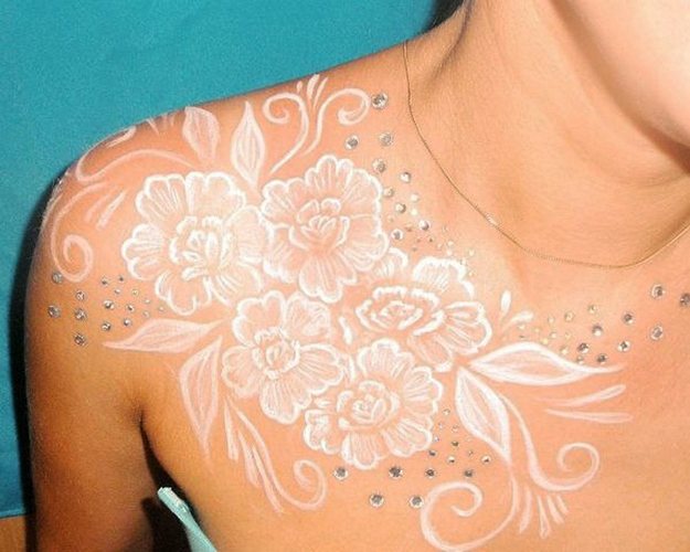 Tatouages blancs pour les filles. Photo sur le poignet, le bras, la jambe, le cou, les idées