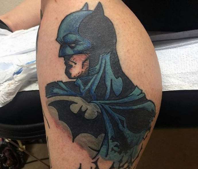 Batman sur l'épaule d'un gars