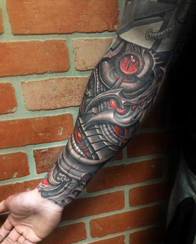 Tatouage de biomécanique sur le bras